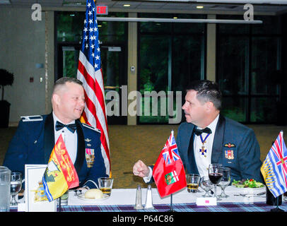 Generalleutnant Pierre St. Amand, stellvertretender Befehlshaber für North American Aerospace Defense Command (NORAD), mit Oberst Gregor Leist, Western Air Defence Commander, während der kanadischen Chaos Abendessen 15. April an der amerikanischen See Conference Center at Joint Base Lewis-McChord spricht. (U.S. Air Force Foto von Kimberly Burke) Stockfoto