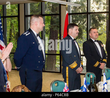 Generalleutnant Pierre St. Amand, Mitte, stellvertretender Kommandant für North American Aerospace Defense Command (NORAD), war der Gastredner für den 92. Jahrestag der Royal Canadian Air Force (Rcaf) kanadische Chaos Abendessen durch die westlichen Air Defence kanadischen Loslösung vom 15. April an der Amerikanischen Lake Conference Center, Joint Base Lewis-McChord gehostet werden. Oberst Gregor J. Leist, Links, WADS Commander und Oberstleutnant Matthew Wappler, rechts, Kanadische Detachment Commander, die Verwirrung Teilnehmer willkommen. (Foto mit freundlicher Genehmigung von Conrad Neumann II) Stockfoto