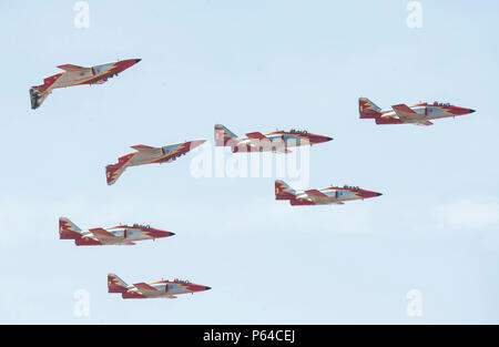 Piloten des spanischen Luftwaffe-Aerobatic-Display-Teams Patrulla Águila führen am 27. April 2016 eine Kunstflugdemonstration mit ihrem Flugzeug CASA C‑101 Aviojet auf der International Marrakesch Airshow in Marokko durch. Der C‑101 Aviojet ist ein in Spanien entwickelter zweisitziger Jet-Trainer mit Turbofan-Motor, der Pilotenunterricht und präzise Kunstflugmanöver unterstützt. Mehrere internationale Militärflugzeuge nahmen an der Veranstaltung teil. Stockfoto