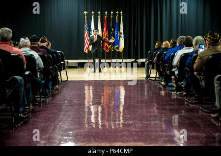 FORT Devens, Massachusetts - Francisco A. Ureña, Massachusetts, Sekretär des Veterans Affairs, liefert eine Ansprache an die Teilnehmer der Fort Devens "Treue Tag Programm und 50 Jahre nach dem Ende des Vietnam Krieges, hier, 24. April 2016. Loyalität Tag ist ein besonderer Tag für die Amerikaner, die ihre Loyalität zu den Vereinigten Staaten zu bekräftigen und das Erbe der amerikanischen Freiheit zu erkennen. Stockfoto