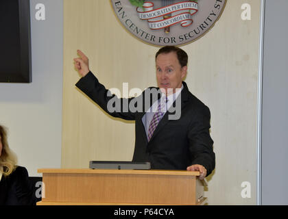 Associate Director für International Liaison, US-Botschafter Douglas Griffiths begrüßt 10 Parlamentarier aus der Türkei zu einem zweitägigen Seminar zugeschnitten, die entworfen sind, um sie zu unterschiedlichen Praktiken auf die Rolle des Parlaments im Bereich der nationalen Sicherheit Politik einzuführen. Das Seminar war eine von mehr als 100 gebietsfremde outreach Veranstaltungen, die von der George C. Marshall Europäisches Zentrum für Sicherheitsstudien in Garmisch-Partenkirchen, Deutschland geplant. Es war das erste Seminar speziell für Parlamentarier aus der Türkei. Stockfoto