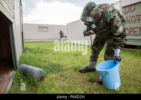 U.S. Army Staff Sgt. Michael Huettel, die 641St Ordnance Company (EOD), 441St Ordnance Battalion (EOD), Alabama National Guard zugeordnet, Tests die Flüssigkeit aus einem Behälter bei einer chemischen Leck Szenario für die 52. und 111. Ordnance Gruppe (EOD) Gemeinsame Mannschaft des Jahres 2016 Wendell H. Ford Regional Training Centre, Greenville, Ky., 27. April 2016. Die weeklong Wettbewerb tests Teams, bestehend aus (2 bis 3) EOD Techniker, in verschiedenen Szenarien, die Sie in Situationen rund um die Welt begegnen können, die physisch, geistig, taktisch und technisch fit Team t zu bestimmen Stockfoto