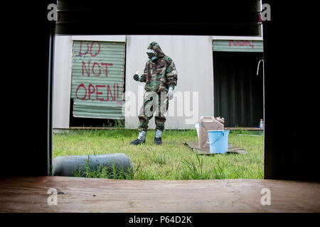 U.S. Army Staff Sgt. Michael Huettel, die 641St Ordnance Company (EOD), 441St Ordnance Battalion (EOD), Alabama National Guard zugeordnet, Tests die Flüssigkeit aus einem Behälter bei einer chemischen Leck Szenario für die 52. und 111. Ordnance Gruppe (EOD) Gemeinsame Mannschaft des Jahres 2016 Wendell H. Ford Regional Training Centre, Greenville, Ky., 27. April 2016. Die weeklong Wettbewerb tests Teams, bestehend aus (2 bis 3) EOD Techniker, in verschiedenen Szenarien, die Sie in Situationen rund um die Welt begegnen können, die physisch, geistig, taktisch und technisch fit Team t zu bestimmen Stockfoto