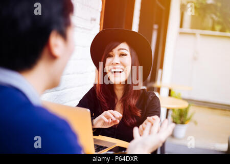 Junge happy Business woman diskutieren Eine business talk mit Partner bei Outdoor Cafe Restaurant. Stockfoto