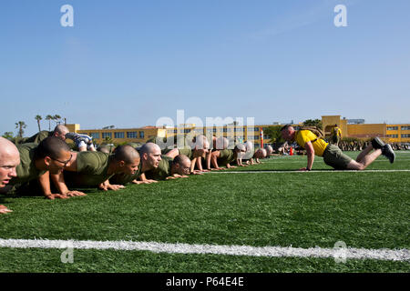 Us Marine Corps Rekruten mit Firma E, 2d Rekrutieren Ausbildung Bataillon, rekrutieren Training Regiment, eine Übung durchführen, an Bord Marine Corps Recruit Depot San Diego, Calif., 26. April 2016. Die rekruten abgeschlossen eine Übung an jeder Station als Teil eines Stromkreises Kurs Training. (U.S. Marine Corps Foto von Lance Cpl. Robert G. Gavaldon/Freigegeben) Stockfoto