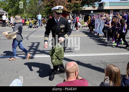 160430-N-DC 740-033 Oak Harbor, Washington (30. April 2016) - Kapitän Brett Mietus, Commodore, Patrol und Aufklärung Wing 10, wirft die Süßigkeit während der Holland geschieht, Grand Parade. Die jährlichen Holland passiert Street Fair feiert die niederländische Erbe der Eiche Hafen. (U.S. Marine Foto von Mass Communication Specialist 2. Klasse John hetherington/Freigegeben) Stockfoto