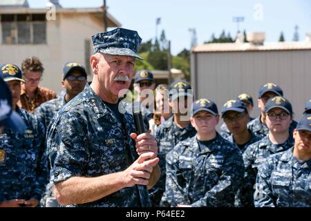 160426-N-FK 070-083 Pearl Harbor (26. April 2016) Adm. Scott Swift, Kommandeur der US-Pazifikflotte, spricht mit Matrosen, die Pacific Oberfläche Action Group (SAG) während alles - Hände Anruf an Bord der USS Momsen (DDG92). Die Pacific SAG umfasst die geführt - Flugzerstörer USS Decatur (DDG73), USS Spruance (DDG111) und Momsen, und ist die Bereitstellung für den westlichen Pazifik. Die USA 3 Fleet Commander wird die operative Steuerung des SAG während der gesamten Bereitstellung behalten, auch in den Gewässern westlich der Datumsgrenze. (U.S. Marine Foto von Mass Communication Specialist 2. Klasse Brian M. Stockfoto