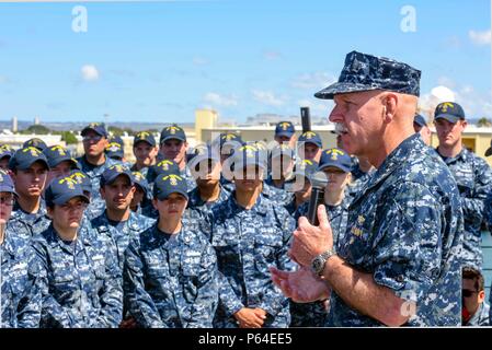 160426-N-FK 070-067 Pearl Harbor (26. April 2016) Adm. Scott Swift, Kommandeur der US-Pazifikflotte, spricht mit Matrosen, die Pacific Oberfläche Action Group (SAG) während alles - Hände Anruf an Bord der USS Momsen (DDG92). Die Pacific SAG umfasst die geführt - Flugzerstörer USS Decatur (DDG73), USS Spruance (DDG111) und Momsen, und ist die Bereitstellung für den westlichen Pazifik. Die USA 3 Fleet Commander wird die operative Steuerung des SAG während der gesamten Bereitstellung behalten, auch in den Gewässern westlich der Datumsgrenze. (U.S. Marine Foto von Mass Communication Specialist 2. Klasse Brian M. Stockfoto