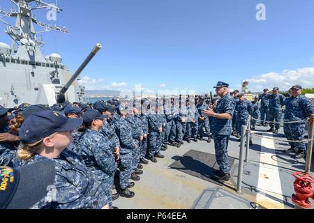 160426-N-FK 070-133 Pearl Harbor (26. April 2016) Adm. Scott Swift, Kommandeur der US-Pazifikflotte, spricht mit Matrosen, die Pacific Oberfläche Action Group (SAG) während alles - Hände Anruf an Bord der USS Momsen (DDG92). Die Pacific SAG umfasst die geführt - Flugzerstörer USS Decatur (DDG73), USS Spruance (DDG111) und Momsen, und ist die Bereitstellung für den westlichen Pazifik. Die USA 3 Fleet Commander wird die operative Steuerung des SAG während der gesamten Bereitstellung behalten, auch in den Gewässern westlich der Datumsgrenze. (U.S. Marine Foto von Mass Communication Specialist 2. Klasse Brian M. Stockfoto