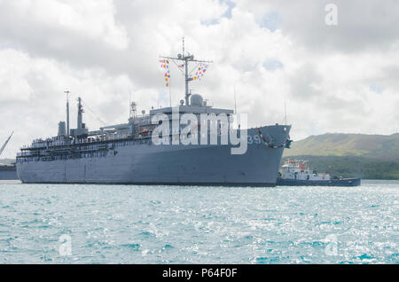 160411-N-YM 720-089 POLARIS, Guam (11. April 2016) Matrosen an Bord der U-Boot Tender USS Emory S. Land (39) die Schienen, wie das Schiff kehrt von der Bereitstellung Mann. Die Rückkehr nach Guam ist Emory S. Land der Erste, da der Wechsel von homeport von Diego Garcia zu Guam Dez. 23. Emory S. Land ist ein EXPEDITIONARY U-Boot Ausschreibung Durchführung von koordinierten neigten, Liegeplätze und flott Wartung in den USA 5. und 7 Flotte Bereiche. (U.S. Marine Foto von Mass Communication Specialist 3. Klasse allen Michael McNair/Freigegeben) Stockfoto