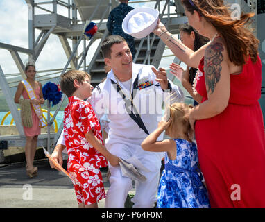 SANTA Rita, Guam (11. April 2016) - Der Maschinist Mate 1. Klasse Kevin Livingston, zum U-Boot Tender USS Emory S. Land zugewiesen (39), läuft seiner Familie auf Sierra Pier nach einem sechsmonatigen Einsatz, 11. April umfassen. Die Rückkehr nach Guam ist Emory S. Land's erste Seit homeport von Diego Garcia nach Guam, Dez. 23. Emory S. Land ist ein EXPEDITIONARY U-Boot Ausschreibung Durchführung von koordinierten neigten, Liegeplätze und flott Wartung in den USA 5. und 7 Flotte Bereiche. (U.S. Marine Foto von Massenkommunikation Seaman Apprentice Alana Langdon/Freigegeben) Stockfoto