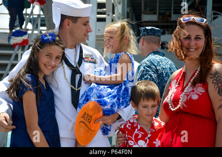 SANTA Rita, Guam (11. April 2016) - Der Maschinist Mate 1. Klasse Kevin Livingston, zum U-Boot Tender USS Emory S. Land zugewiesen (39), schließt seine Töchter auf Sierra Pier nach einem sechsmonatigen Einsatz, April 11. Die Rückkehr nach Guam ist Emory S. Land's erste seit dem Wechsel von homeport von Diego Garcia nach Guam, Dez. 23. Emory S. Land ist ein EXPEDITIONARY U-Boot Ausschreibung Durchführung von koordinierten neigten, Liegeplätze und flott Wartung in den USA 5. und 7 Flotte Bereiche. (U.S. Marine Foto von Massenkommunikation Seaman Apprentice Alana Langdon/Freigegeben) Stockfoto