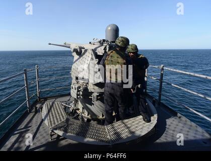 160411-N-UM 082-137 ATLANTIK (11. April 2016) - der Gunner Mate 2. Klasse John Kirsche, von Sugar Land, Texas, führt Wartungsarbeiten an einem Mk-38 25-mm-Kanone vor einem Live-Fire übung Amphibisches Schiff an Bord der USS Bataan (LHD5). Bataan Zurzeit ist die Durchführung von routinemäßigen Qualifikationen in Vorbereitung auf Ihre zukünftige Bereitstellung. (U.S. Marine Foto von Mass Communication Specialist 3. Klasse Raymond Minami/Freigegeben) Stockfoto