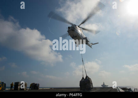 {Filename base} Golf von Aden (April 11, 2016) Eine SA 330J Puma Helikopter Tropfen liefert auf dem Flugdeck des amphibious Transport dock Schiff USS New Orleans LPD (18) Während eines vertikalen Replenishment (VERTREP). USS New Orleans ist Teil der Boxer amphibische Gruppe und bereit, mit der begonnen 13 Marine Expeditionary Unit, ist auf die Unterstützung der Maritime Security Operations und Theater Sicherheit Zusammenarbeit im 5 Bereich der Flotte im Einsatz sind. (U.S. Marine Foto von Mass Communication Specialist 3. Klasse Chelsea D. Täglich/Freigegeben) Stockfoto