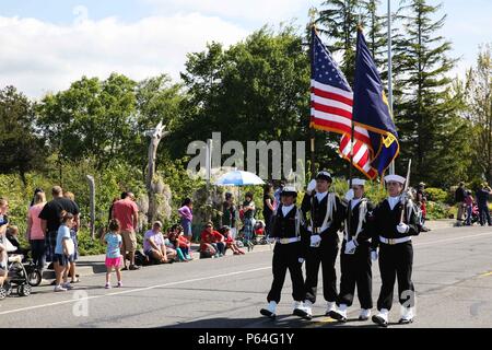 160430-N-DC 740-025 Oak Harbor, Washington (30. April 2016) - die Mitglieder der Flotte Bereitschaft Zentrum Nordwest Color Guard März in Holland passiert Grand Parade. Die jährlichen Holland passiert Street Fair feiert die niederländische Erbe der Eiche Hafen. (U.S. Marine Foto von Mass Communication Specialist 2. Klasse John hetherington/Freigegeben) Stockfoto