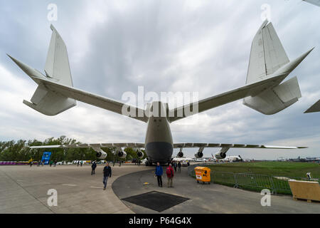BERLIN, DEUTSCHLAND - 25 April 2018: Strategische transportflugzeugs Antonov An-225 Mriya von Antonov Airlines auf dem Flugplatz. Ausstellung die ILA Berlin Air Show 2018 Stockfoto