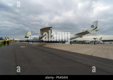BERLIN, DEUTSCHLAND - 25 April 2018: Strategische transportflugzeugs Antonov An-225 Mriya von Antonov Airlines auf dem Flugplatz. Ausstellung die ILA Berlin Air Show 2018 Stockfoto
