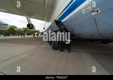 Hauptfahrwerk der Strategischen airliner Antonov An-225 Mriya von Antonov Airlines. Ausstellung die ILA Berlin Air Show 2018 Stockfoto