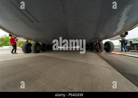 Hauptfahrwerk der Strategischen airliner Antonov An-225 Mriya von Antonov Airlines. Ausstellung die ILA Berlin Air Show 2018 Stockfoto