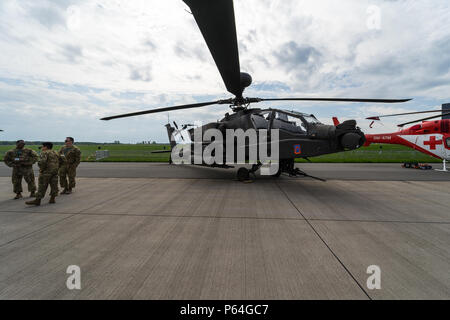 BERLIN, DEUTSCHLAND - 25 April 2018: Kampfhubschrauber Boeing AH-64D Apache Longbow. US-Armee. Ausstellung die ILA Berlin Air Show 2018 Stockfoto