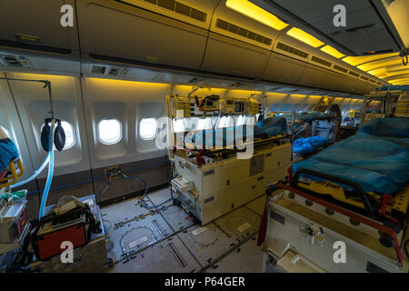 Innenraum der Salon für Evakuierungs- und erste Hilfe an den Transport Airbus A 310-900 MRTT MedEvac" Hermann Kohl" verletzt. Die deutsche Luftwaffe. Stockfoto