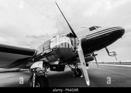 Sowjetische Fracht- und Passagierflugzeugen und leichter Bomber Lisunov Li-2. Schwarz und Weiß. Ausstellung die ILA Berlin Air Show 2018 Stockfoto