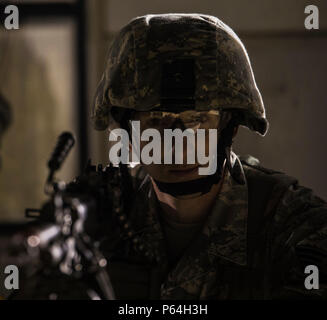 Eine Bekämpfung Führer Kurs (Traktoren mit Kabine) (CLC) Klasse 16009 Student, sichert den Eingang, Operating Base Schatten auf Joint Base San Antonio-Camp Bullis, Texas, 2. Mai 2016. CLC konzipiert ist die Führungskompetenz der Sicherheitskräfte Non-Commissioned Officers vor unten bereitgestellt wird, zu schärfen. Der 5-wöchige Kurs konzentriert sich auf land Navigation Fähigkeiten, Einsatzplanung und Strategie. (U.S. Air Force Foto von Airman 1st Class James Crow/Freigegeben) Stockfoto