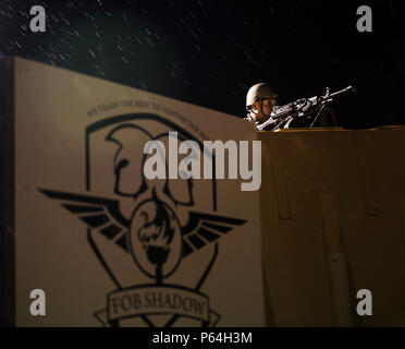 Eine Bekämpfung Führer Kurs (Traktoren mit Kabine) (CLC) Klasse 16009 Student, sichert den vorderen Eingang, Operating Base Schatten auf Joint Base San Antonio-Camp Bullis, Texas, 2. Mai 2016. CLC konzipiert ist die Führungskompetenz der Sicherheitskräfte Non-Commissioned Officers vor unten bereitgestellt wird, zu schärfen. Der 5-wöchige Kurs konzentriert sich auf land Navigation Fähigkeiten, Einsatzplanung und Strategie. (U.S. Air Force Foto von Airman 1st Class James Crow/Freigegeben) Stockfoto