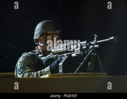 Ein Student der Bekämpfung Führer natürlich klasse (Traktoren mit Kabine) (CLC) 16009, Scans für Feinde auf Forward Operating Base Schatten am Joint Base San Antonio-Camp Bullis, Texas, 2. Mai 2016. CLC ist darauf ausgelegt, die Führungskompetenz der Sicherheitskräfte Non-Commissioned Officers vor unten bereitgestellt wird, zu schärfen. Der 5-wöchige Kurs konzentriert sich auf land Navigation Fähigkeiten, Einsatzplanung und Strategie. (U.S. Air Force Foto von Airman 1st Class Kiefer Bowes/Freigegeben) Stockfoto