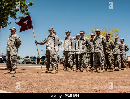 Soldaten mit D Unternehmen, Truppe den Befehl, William Beaumont Army Medical Center, stand in der Ausbildung während die Farbe der Firma Gehäuse Zeremonie an der SPC. Hugo V. Mendoza Soldat Family Care Center, Fort Bliss, Texas, Mai 2. Das Unternehmen, auch bekannt als Zerstörer, wurde als die Konzernzentrale in Primary Care und Soldat (Einsatzbereitschaft PCSR) Befehl gegründet und umfasste Mendoza SFCC, Soldat Familie Medical Care Clinic, Osten Bliss Klinik, McGregor Gesundheit Klinik und Rio Bravo Health Care Clinic. Die Soldaten des D-Unternehmen an andere Unternehmen innerhalb der WBAMC Truppe Befehl zugeordnet werden. Stockfoto