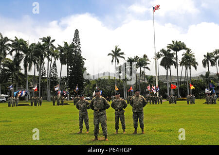 Generalmajor Todd B. McCaffrey (Mitte) dient als Kommandeur der Truppen während der Änderung der Befehl Zeremonie zwischen Gen. Vincent K. Bäche und Gen. Robert B. Braun. (U.S. Armee Foto: Staff Sgt. Christopher McCullough) Stockfoto