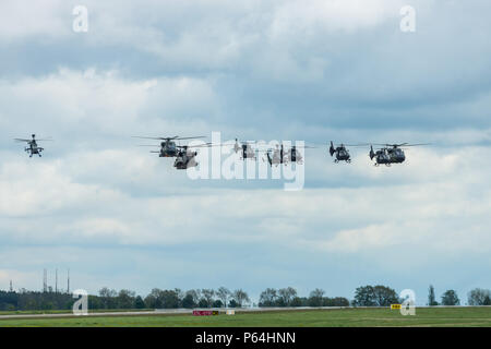 BERLIN, DEUTSCHLAND - 26 April 2018: Parade der verschiedenen Hubschrauber der Luftwaffe. Ausstellung die ILA Berlin Air Show 2018. Stockfoto