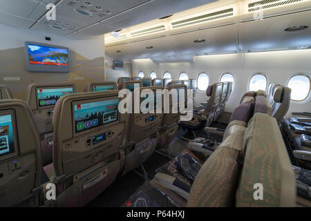 BERLIN - April 26, 2018: in einer Wirtschaft, die Klasse der größten Flugzeug der Welt Airbus A380. Emirates Airline. Ausstellung die ILA Berlin Air Show 20. Stockfoto