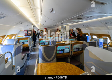 BERLIN - April 26, 2018: in der Business Class der größten Flugzeug der Welt Airbus A380. Emirates Airline. Ausstellung die ILA Berlin Air Show 2018 Stockfoto