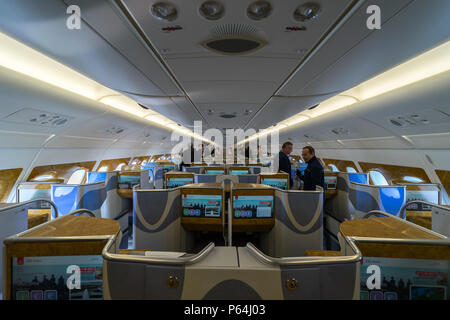 BERLIN - April 26, 2018: in der Business Class der größten Flugzeug der Welt Airbus A380. Emirates Airline. Ausstellung die ILA Berlin Air Show 2018 Stockfoto