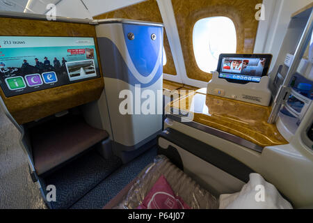 BERLIN - April 26, 2018: in der Business Class der größten Flugzeug der Welt Airbus A380. Emirates Airline. Ausstellung die ILA Berlin Air Show 2018 Stockfoto