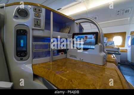 BERLIN - April 26, 2018: in der Business Class der größten Flugzeug der Welt Airbus A380. Emirates Airline. Ausstellung die ILA Berlin Air Show 2018 Stockfoto