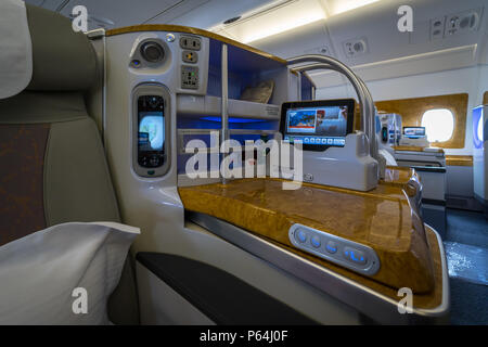 BERLIN - April 26, 2018: in der Business Class der größten Flugzeug der Welt Airbus A380. Emirates Airline. Ausstellung die ILA Berlin Air Show 2018 Stockfoto