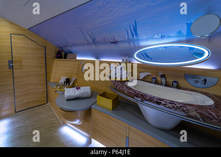 Dusche Zimmer für die Passagiere der First und Business Class der größten Flugzeug der Welt Airbus A380. Emirates Airline. Stockfoto