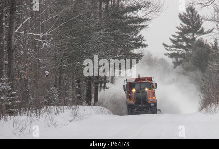 Pflug Lkw auf Fontinalis Straße, Otsego County, Winter 17.-18. Stockfoto