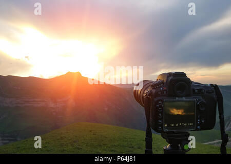 Kamera auf einem Stativ, schießen Berge Landschaft Stockfoto