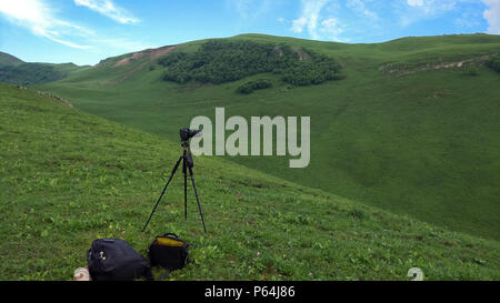 Kamera auf einem Stativ, Schießen grüne Berge Landschaft Stockfoto