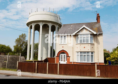 Wasserturm mit Handy Relais in einem Wohngebiet, Lowestoft, Suffolk, Großbritannien Stockfoto