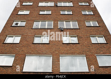 Mehrfamilienhaus durch für Abbrucharbeiten auf dem Gelände der Londoner Riverside, Teil der Thames Gateway Entwicklung, Dagenham, East London, UK Stockfoto