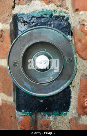 Altmodischen Türglocke, Suffolk, Großbritannien Stockfoto