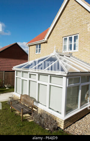 Wintergarten gebaut auf die Rückseite eines modernen Haus der Familie, Hadleigh, Suffolk, Großbritannien Stockfoto