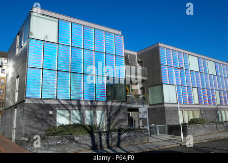 Peabody Gehäuse an Silvertown, von Niall McLaughlin, das diachroic Verglasung, die Farbe ändert sich auf die Stimmung der Licht, London, Vereinigtes Königreich, Stockfoto