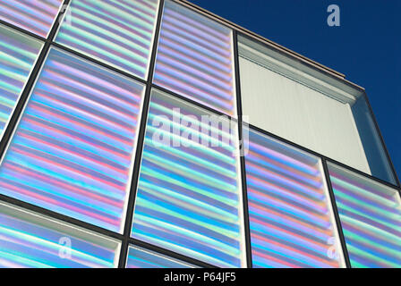 Peabody Gehäuse an Silvertown, von Niall McLaughlin, das diachroic Verglasung, die Farbe ändert sich auf die Stimmung der Licht, London, Vereinigtes Königreich, Stockfoto