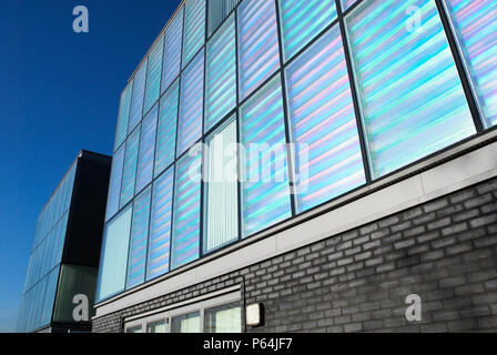 Peabody Gehäuse an Silvertown, von Niall McLaughlin, das diachroic Verglasung, die Farbe ändert sich auf die Stimmung der Licht, London, Vereinigtes Königreich, Stockfoto