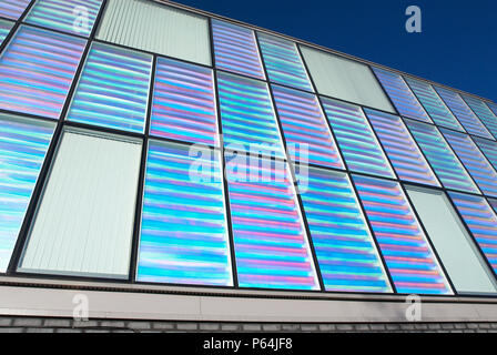 Peabody Gehäuse an Silvertown, von Niall McLaughlin, das diachroic Verglasung, die Farbe ändert sich auf die Stimmung der Licht, London, Vereinigtes Königreich, Stockfoto